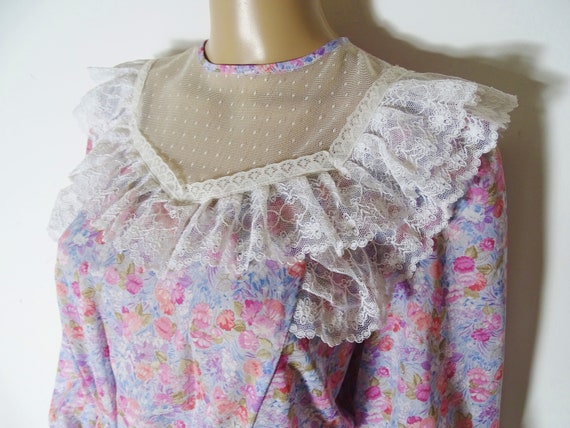 70s 80s mid length white lace + pastel floral pra… - image 9