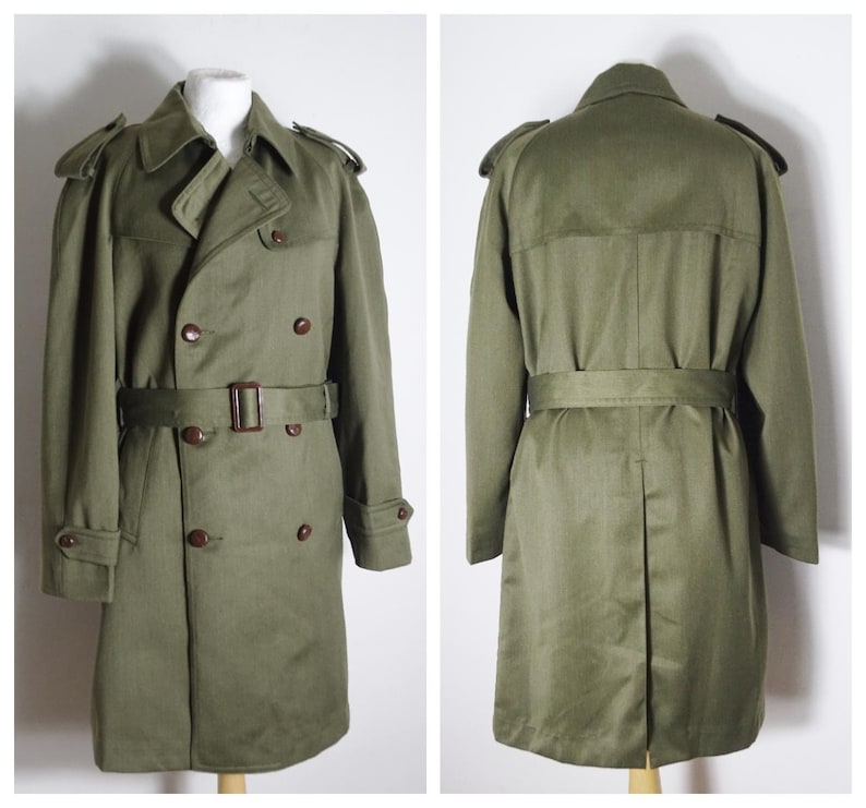 K&ouml;nnte beinhalten: Ein gr&uuml;ner, zweireihiger Trenchcoat mit G&uuml;rtel und braunen Kn&ouml;pfen.