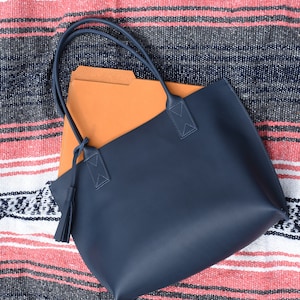 Kleine Alltagstasche, Echtleder-Tasche, Minimalistische Tasche, Alltagshandtasche mit Innentasche, strapazierfähige funktionelle Tasche, Umhängetasche