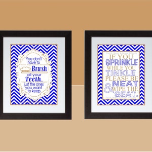 Op de afbeelding: Twee ingelijste prints met blauwe en gouden zigzagpatronen. De eerste print zegt "Je hoeft niet al je tanden te poetsen. Alleen degene die je wilt houden." De tweede print zegt "Als je spettert tijdens het plassen, wees dan alsjeblieft netjes en veeg de wc-bril schoon."