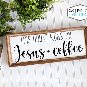 Cette maison fonctionne sur Jésus et café SVG Coffee Sign SVG PNG File pour la coupe avec Cricut Silhouette Coffee Bar svg