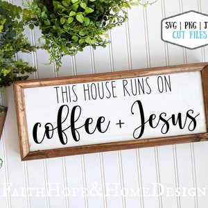 Cette maison fonctionne sur le café et Jésus SVG Signe de café SVG Fichier PNG pour couper avec Cricut Silhouette Coffee Bar svg