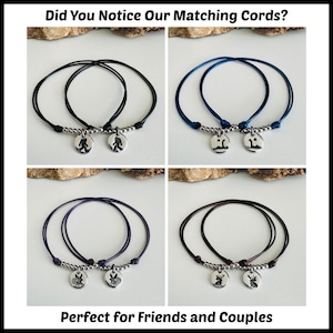 K&ouml;nnte beinhalten: Vier Sets aus zwei passenden Armb&auml;ndern mit d&uuml;nnen Kordeln in Schwarz, Blau, Lila und Braun. Jedes Armband verf&uuml;gt &uuml;ber einen runden silberfarbenen Anh&auml;nger mit eingravierten Silhouetten von Bigfoot, dem Loch-Ness-Monster, einem Jackalope und einem Hirsch.