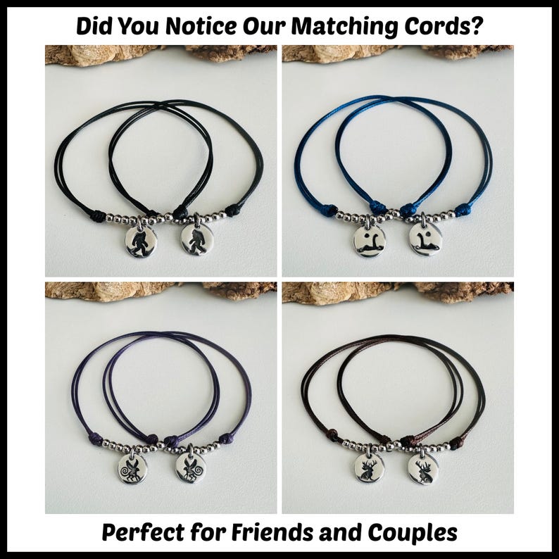 K&ouml;nnte beinhalten: Vier Sets aus zwei passenden Armb&auml;ndern mit d&uuml;nnen Kordeln in Schwarz, Blau, Lila und Braun. Jedes Armband verf&uuml;gt &uuml;ber einen runden silberfarbenen Anh&auml;nger mit eingravierten Silhouetten von Bigfoot, dem Loch-Ness-Monster, einem Jackalope und einem Hirsch.