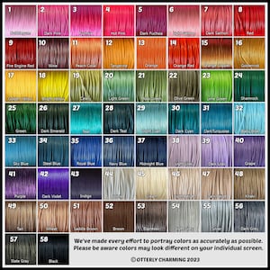 K&ouml;nnte beinhalten: Eine Farbkarte mit 58 nummerierten Mustern aus strukturiertem Kordelmaterial in verschiedenen Farbt&ouml;nen wie Pink, Rot, Orange, Gelb, Gr&uuml;n, Blau, Lila, Beige, Braun, Grau und Schwarz, mit einem Hinweis auf m&ouml;gliche Farbabweichungen.