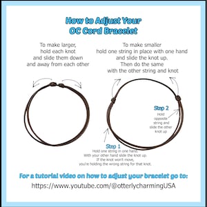 K&ouml;nnte beinhalten: Eine Anleitungsgrafik mit dem Titel How to Adjust Your OC Cord Bracelet, die zwei braune Kordelarmb&auml;nder mit Schiebeknoten zeigt. Der Text erkl&auml;rt, wie man das Armband durch Verschieben der Knoten vergr&ouml;&szlig;ert oder verkleinert, inklusive YouTube-URL.