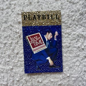 Può includere: Un set di tre tazze in ceramica con finitura opaca e macchiettata. Le tazze sono nei toni del crema, grigio chiaro e grigio scuro. Ogni tazza ha un design semplice e minimalista e un manico arrotondato.