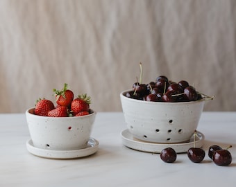 BIEN BEAU Farmhouse Ceramic Berry Basket, Colander, Strawberry Decor, Fruit Bowls/Baskets, Kawaii Kitchen Bowl, Pink White And Cute