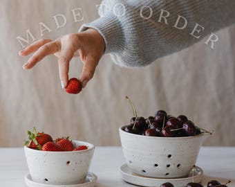 Speckled White Ceramic Berry Bowl with Drip Tray – Multiple Sizes Available