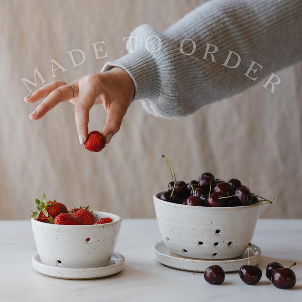 Speckled White Ceramic Berry Bowl with Drip Tray – Multiple Sizes Available