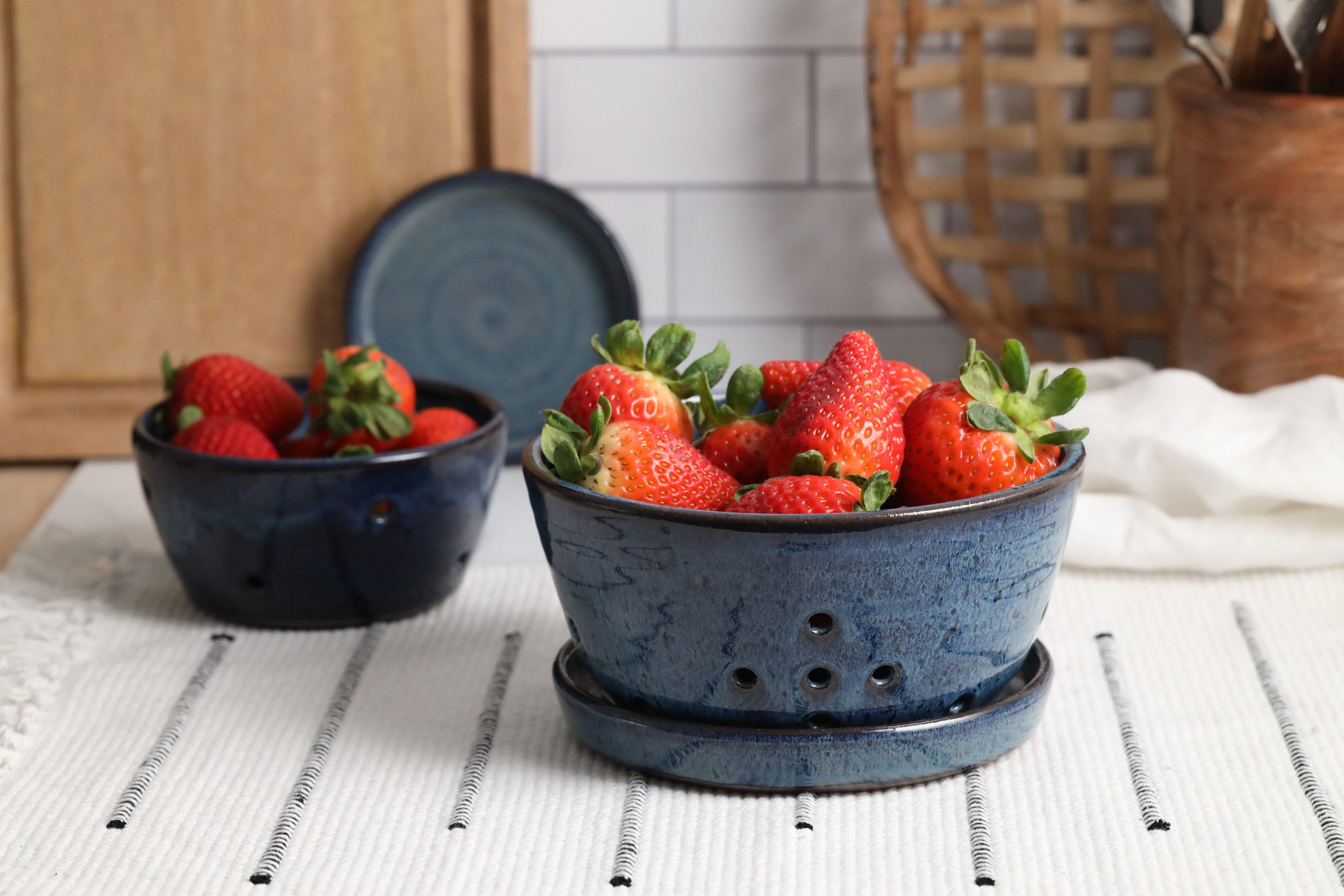   KARIM Bowl トレイ Blue Storm Ceramic Berry Bowl With Drip Tray – Multiple Sizes