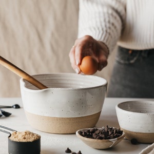 Speckled White Ceramic Mixing Bowl Batter Bowl Bowl with Spout Wet Ingredients Bowl Cookie Dough Bowl Bakers Gift Modern Bowls afbeelding 2