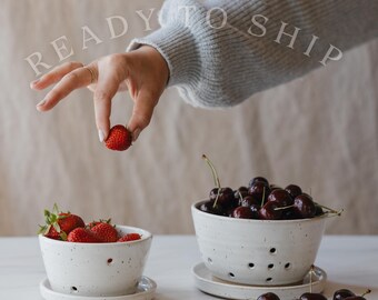 Speckled White Ceramic Berry Bowl with Drip Tray – Multiple Sizes Available