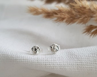 Silver Pebble Studs Hammered Finish, Boucles d'oreilles en argent sterling Pebble Stud, Bijoux sur le thème de la plage, Boucles d'oreilles à tige écologiques faites à la main au Royaume-Uni