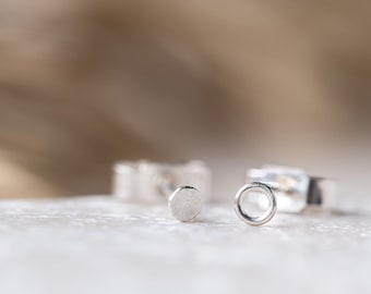 Boucles d'oreilles en argent dépareillées, minuscules boucles d'oreilles en argent, petites boucles d'oreilles en argent sterling, boucles d'oreilles étranges, faites à la main au Royaume-Uni