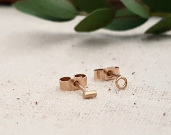 Niet-overeenkomende 9ct Gold Stud Oorbellen, kleine gouden studs, kleine gouden oorbellen, oneven oorbellen