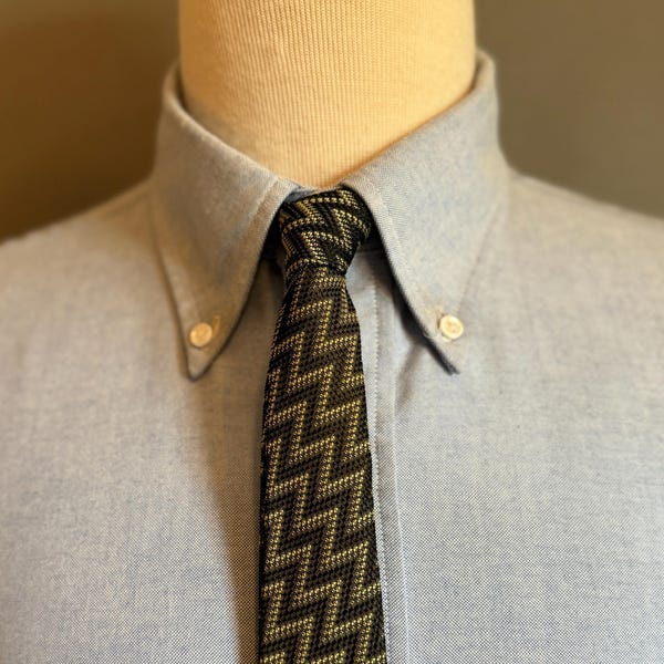 1960s Olive + Gold Zig Zag Pattern Men's Dacron Skinny Tie