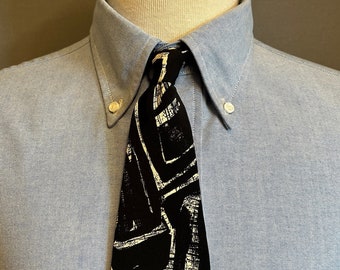 Corbata de seda italiana de los años 80 con patrón abstracto en blanco y negro de Bugle Boy