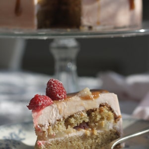 White Chocolate Cake with Pear, Raspberry and Caramel image 3