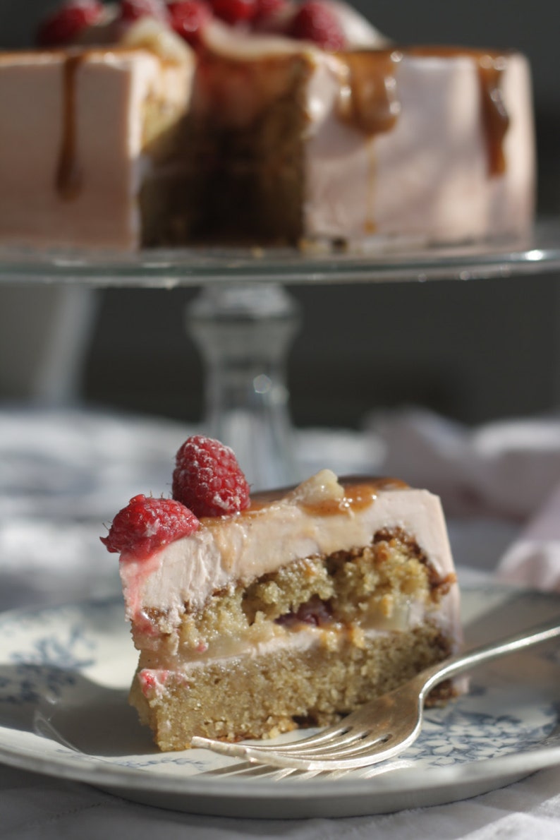 White Chocolate Cake with Pear, Raspberry and Caramel image 3