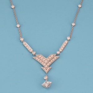 EVERYDAY Accessory, Louis Vuitton Essential V Necklace