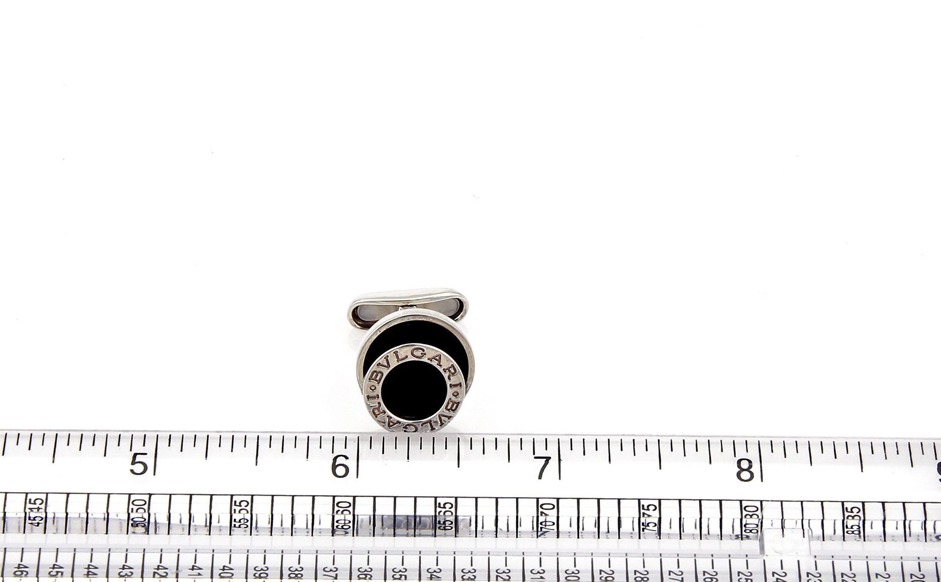 21813 - Bvlgari Onyx Engraved Sterling Silver Fancy Round 21813 - Bvlgari Onyx Engraved Sterling Silver Fancy Round
