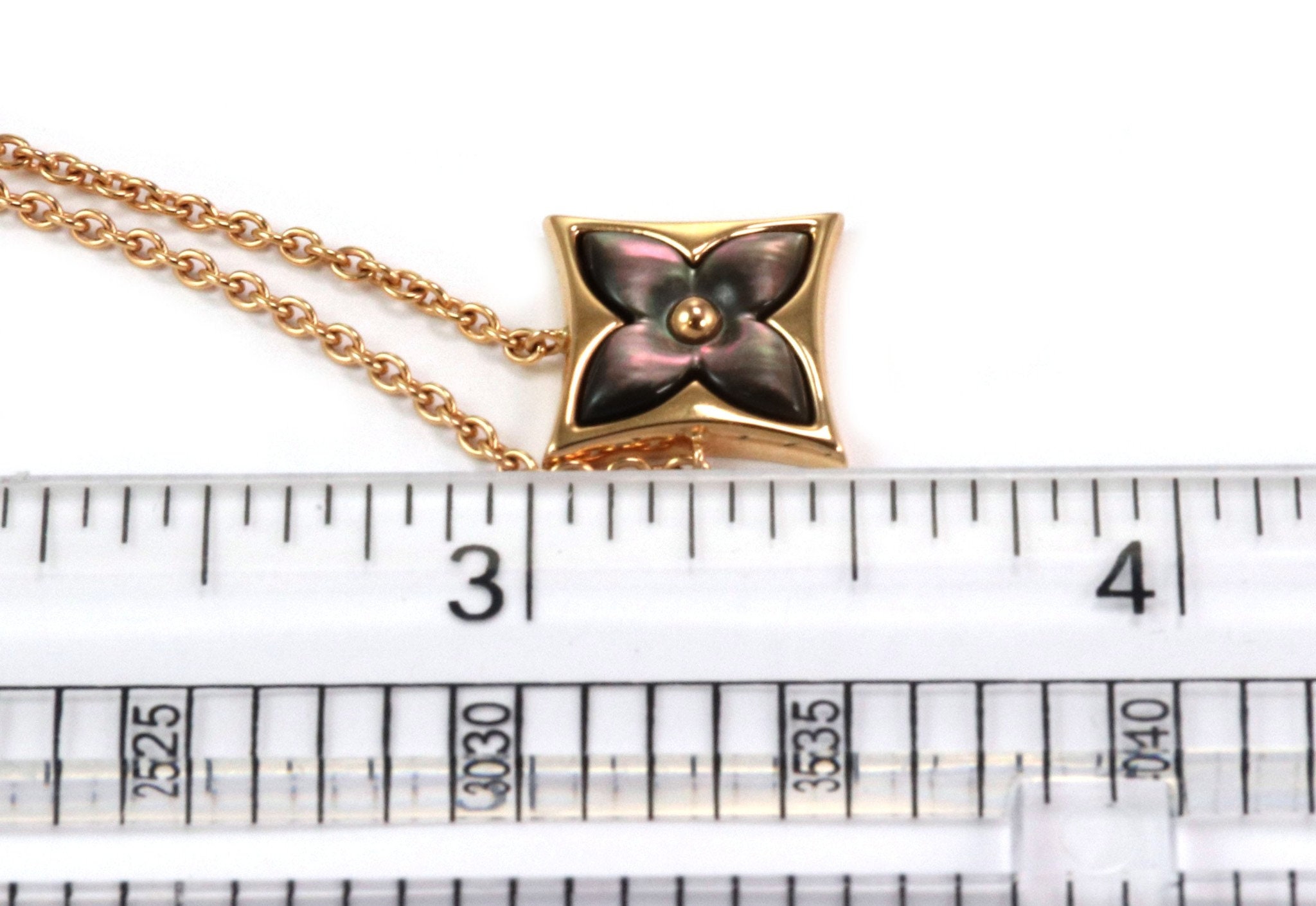 Discover Louis Vuitton Color Blossom star pendant, pink gold and