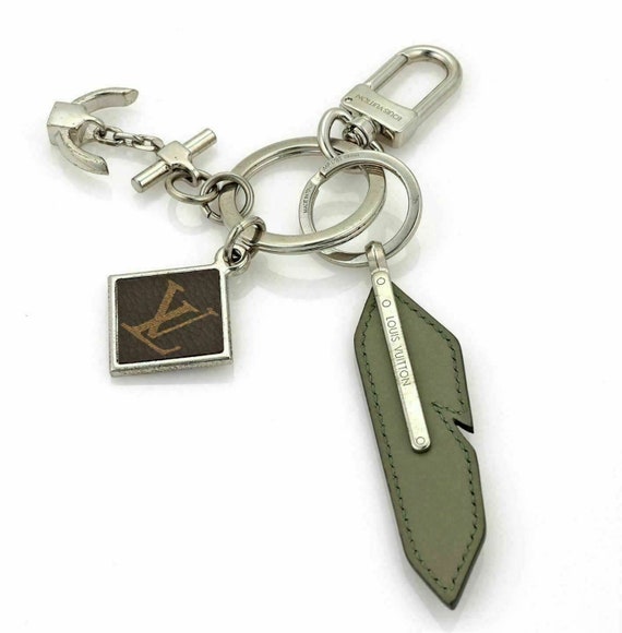 22293 - Louis Vuitton Silver Tone Leather Monogram Bag Charms Key