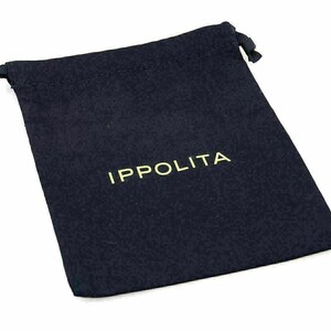 Op de afbeelding: Een zwarte fluwelen trekkoordtas met het woord "IPPOLITA" geborduurd in gouden letters.