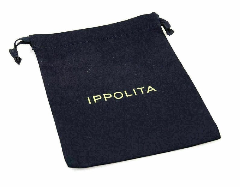 Op de afbeelding: Een zwarte fluwelen trekkoordtas met het woord "IPPOLITA" geborduurd in gouden letters.
