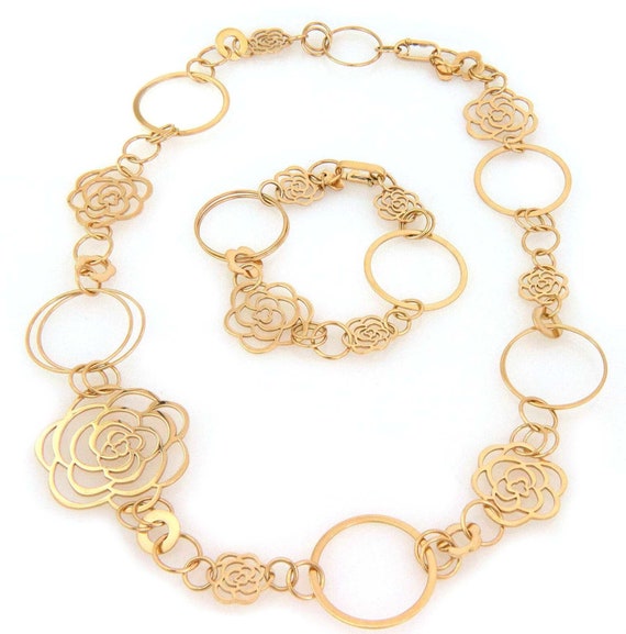 28249 - Chanel Camellia 18k Yellow Gold Flower & Hoop Motif