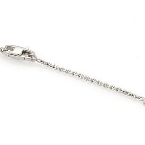 Puede incluir: Un collar de cadena de plata con cierre de langosta.