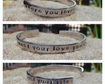 Pulsera estampada a mano de aluminio puro inspirada en Mumford & Sons: "Donde inviertes tu amor, inviertes tu vida".