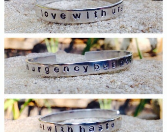 Pulsera de aluminio estampada a mano, inspirada en Mumford and Sons, "Amor con urgencia, pero no con prisa".