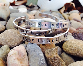 Pulsera de aluminio personalizada, fabricada exactamente según sus especificaciones.