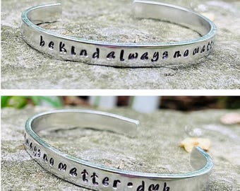 Brazalete de aluminio estampado a mano "Sé amable siempre, pase lo que pase" - dmb
