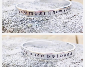 Pulsera de aluminio estampada a mano inspirada en Mumford and Sons con la letra "debes saber que eres amado" de la canción Beloved.