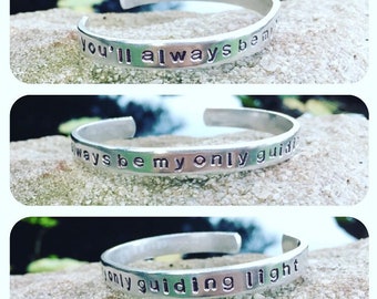 Pulsera inspirada en Mumford and Sons estampada a mano "siempre serás mi única luz guía" con un ala inspirada en Mumford estampada después