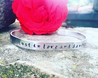 Brazalete de aluminio estampado a mano inspirado en DMB