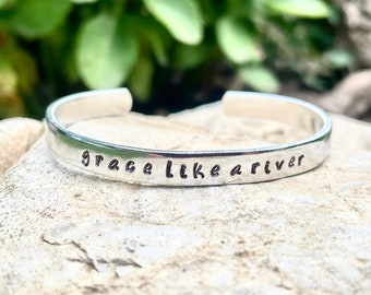 Pulsera de aluminio estampada a mano "gracia como un río"