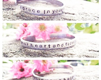 Pulsera de aluminio estampada a mano con la letra "gracia en tu corazón y flores en tu cabello" inspirada en Mumford and Sons