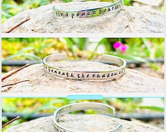Brazalete de aluminio estampado a mano