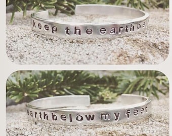 Pulsera/brazalete de aluminio estampado a mano "Mantén la tierra bajo mis pies" inspirado en Mumford & Sons