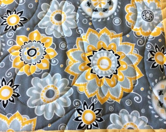 Quilted Placemats: Modern Gray & Yellow Floral Table Decor (Set of 4)