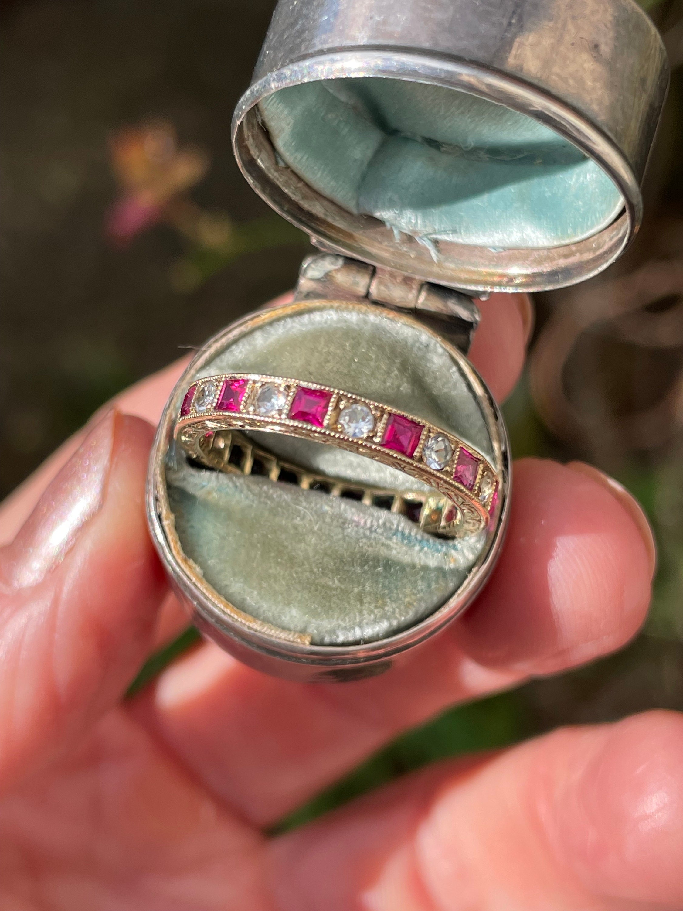Wunderschöner antiker Art Deco Goldring aus 9 Karat Gold, synthetischer Rubin und Paste