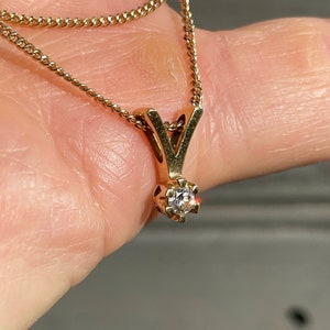 Beautiful vintage 18ct gold & Diamond solitaire necklace with chain and pendant