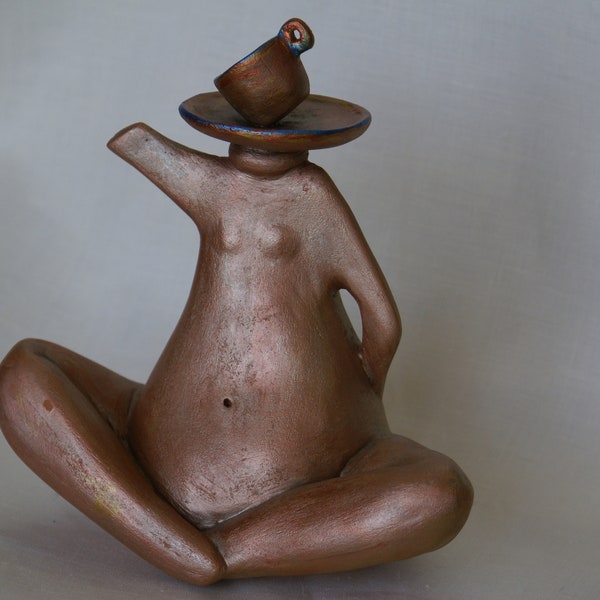 Figure féminine « Tea Time », œuvre d’art céramique figurative moderne, sculpture abstraite