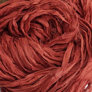 Mattone - Nastro di seta sari riciclato, nastro con bordo grezzo, Tessitura, Macramè, Filato artistico, Filato tinto a mano