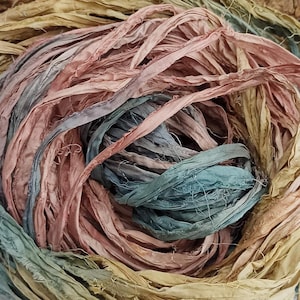 Delicato - Nastro di seta sari riciclato, nastro con bordo grezzo, Tessitura, Macramè, Filato artistico, Filato tinto a mano