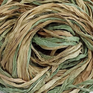 Crema di menta - Nastro di seta sari riciclato, nastro con bordo grezzo, Tessitura, Macramè, Filato artistico, Filato tinto a mano